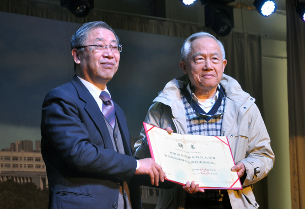李立向陈伯涛发证书.jpg