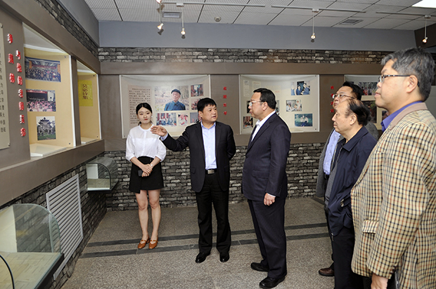 刘维琪一行参观季羡林国学院.jpg