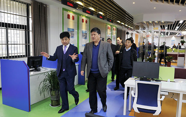王建利厅长一行考察经济管理虚拟教学省级示范中心3.jpg