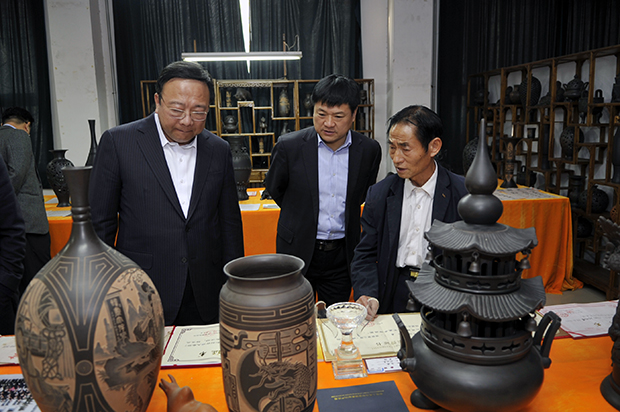 刘维琪一行参观黑陶实验室.jpg