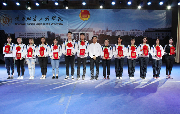 胡书记颁奖.jpg